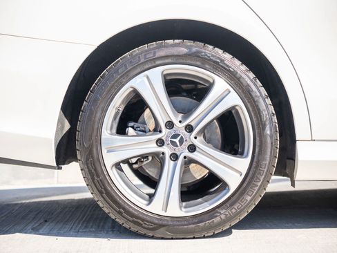 Used 2018 Mercedes-Benz E 300 4MATIC w/ Premium 2 Package image 33