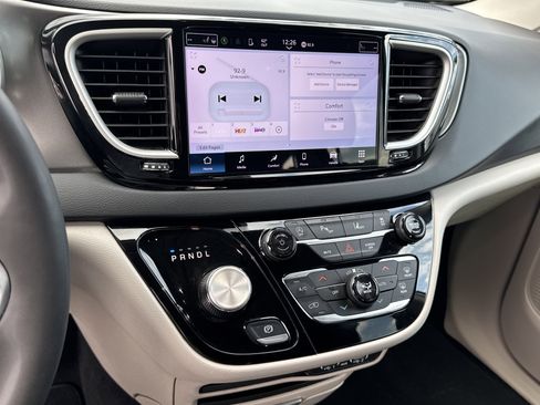 Used 2024 Chrysler Pacifica Touring-L image 28