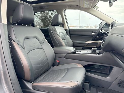 Used 2024 Nissan Pathfinder Platinum w/ Black Appearance Package image 28