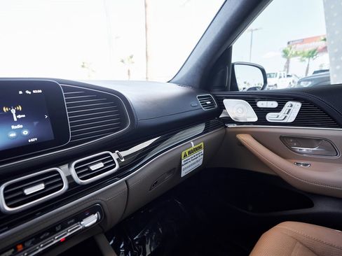 Used 2025 Mercedes-Benz GLS 580 4MATIC image 60