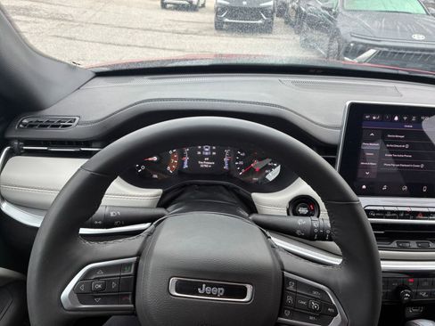 Used 2025 Jeep Compass Limited image 29