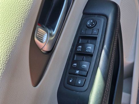 Used 2018 Chrysler Pacifica Touring-L w/ Premium Audio Group FWD image 15