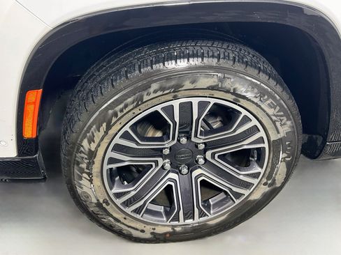 Used 2024 Jeep Wagoneer Series II w/ Flexible Seating Group RWD image 13