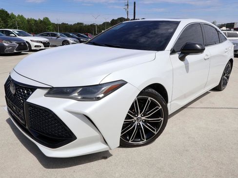 Used 2019 Toyota Avalon Touring FWD image 2