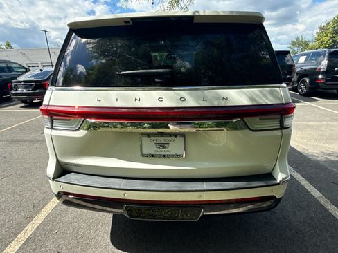 Used 2022 Lincoln Navigator Reserve AWD/4WD image 3