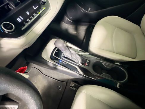 Used 2021 Toyota Corolla LE image 25