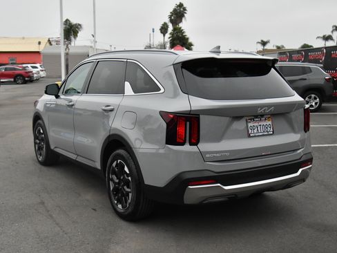 Used 2025 Kia Sorento S image 6