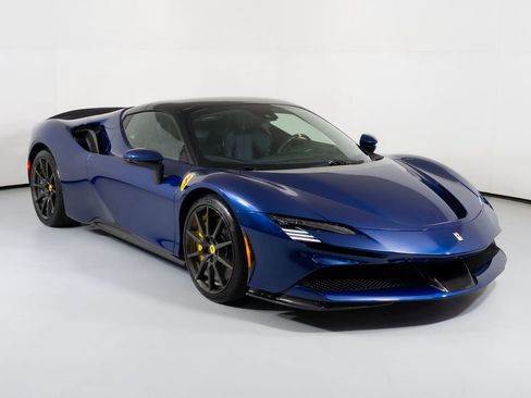 Used 2022 Ferrari SF90 Spider image 7