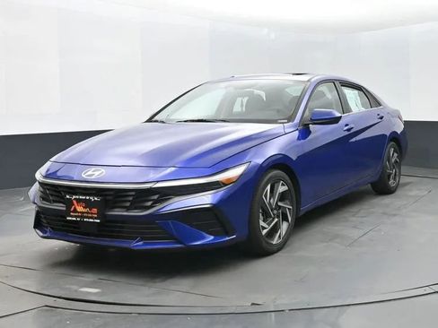 Used 2025 Hyundai Elantra SEL image 1