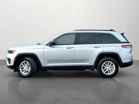 Used 2024 Jeep Grand Cherokee Laredo X image 3