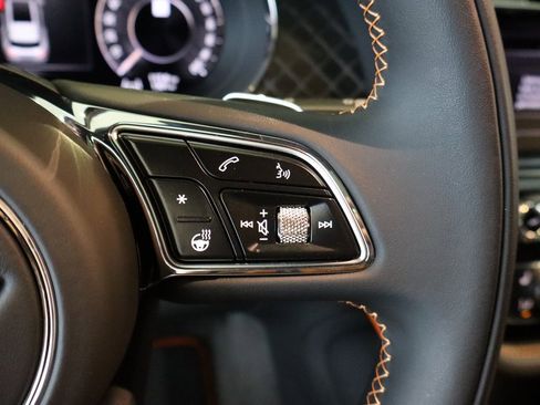 Used 2025 Bentley Bentayga image 7