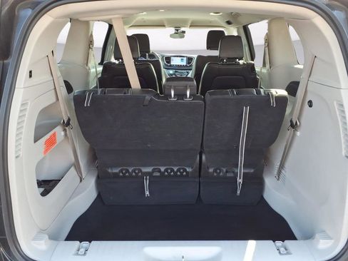 Used 2024 Chrysler Pacifica Touring-L image 28