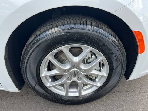 Used 2025 Chrysler Pacifica Select FWD image 11