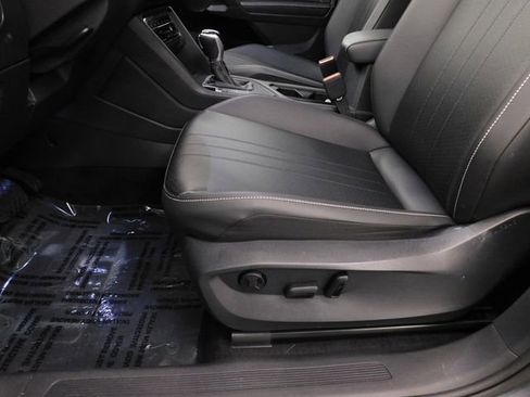 Used 2024 Volkswagen Tiguan SE image 21