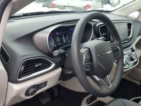 Certified 2024 Chrysler Pacifica Touring-L image 7