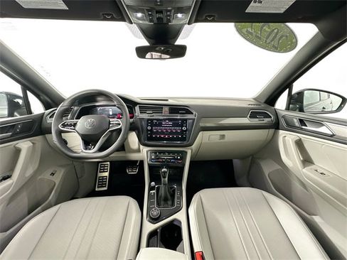 Used 2022 Volkswagen Tiguan SE R-Line image 3