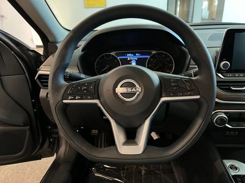 Used 2025 Nissan Altima 2.5 SV FWD image 27