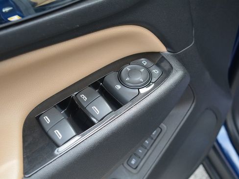 Used 2023 Chevrolet Equinox Premier AWD/4WD image 8