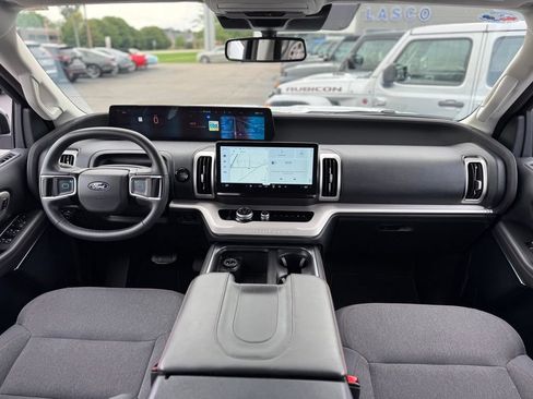Used 2025 Ford Expedition Active AWD/4WD image 2