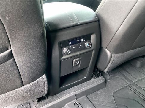 Used 2023 Chevrolet Traverse LT FWD image 37