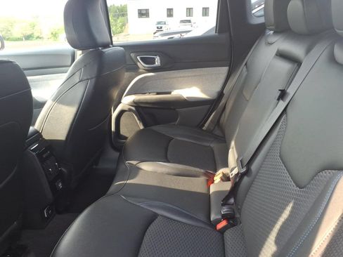 Used 2025 Jeep Compass Latitude AWD/4WD image 8