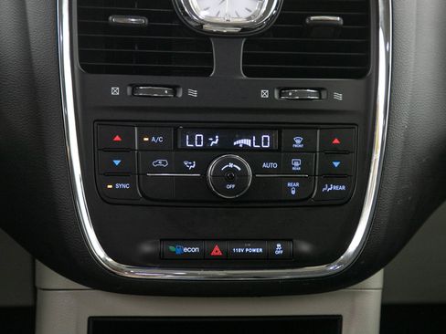 Used 2013 Chrysler Town & Country Touring FWD image 22