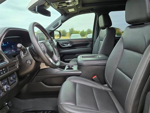 Used 2024 Chevrolet Suburban Z71 w/ Off-Road Capability Package image 9