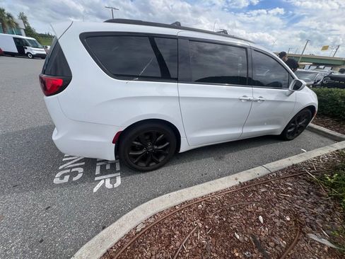 Used 2019 Chrysler Pacifica Touring Plus w/ S Appearance Package FWD image 5
