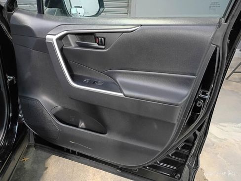 Used 2019 Toyota RAV4 LE image 15