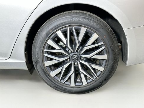 Used 2024 Nissan Altima 2.5 SV image 11