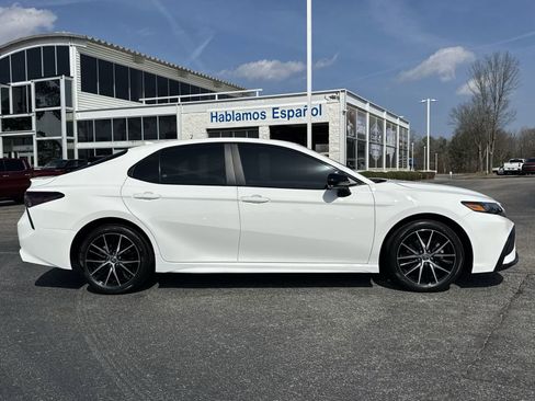 Used 2024 Toyota Camry SE image 11