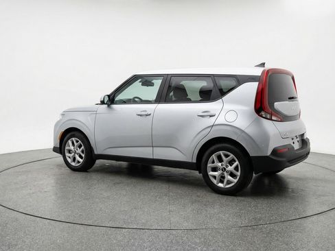 Used 2025 Kia Soul LX w/ LX Technology Package FWD image 6