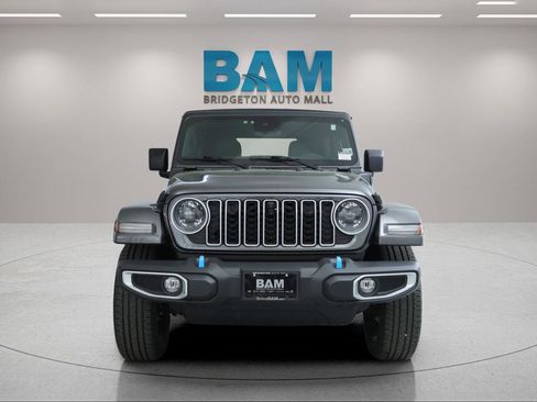 Used 2024 Jeep Wrangler Unlimited Sahara w/ Technology Group AWD/4WD image 2