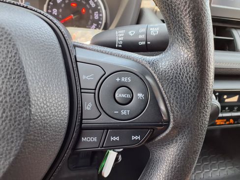 Used 2019 Toyota RAV4 LE AWD/4WD image 17
