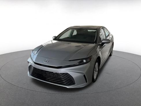 Used 2025 Toyota Camry LE image 5