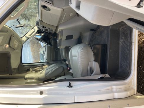 Used 2024 Ford E-350 and Econoline 350 Super Duty w/ Power Windows & Locks Group image 20