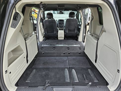 Used 2019 Dodge Grand Caravan SXT image 34