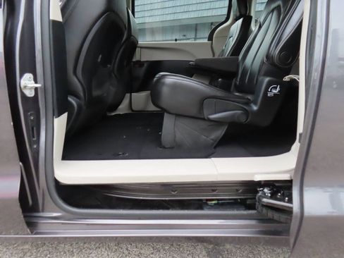 Used 2020 Chrysler Voyager Lxi FWD image 13
