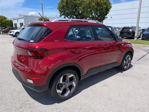 Used 2025 Hyundai Venue Limited FWD image 4