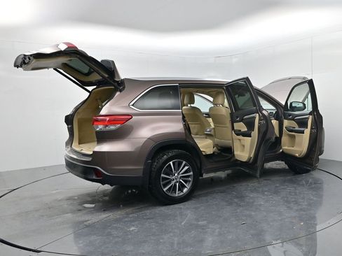 Used 2017 Toyota Highlander XLE image 62