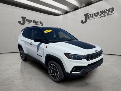 Used 2025 Jeep Compass Trailhawk AWD/4WD image 6