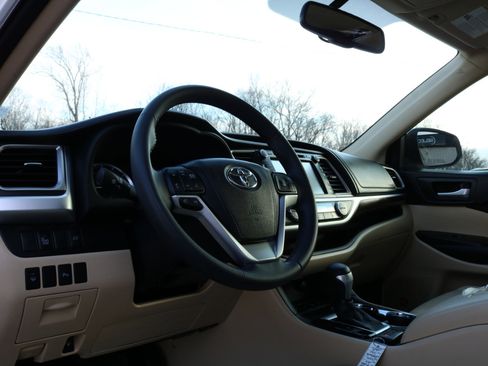 Used 2016 Toyota Highlander Limited image 18