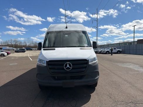 Used 2024 Mercedes-Benz Sprinter 2500 image 2