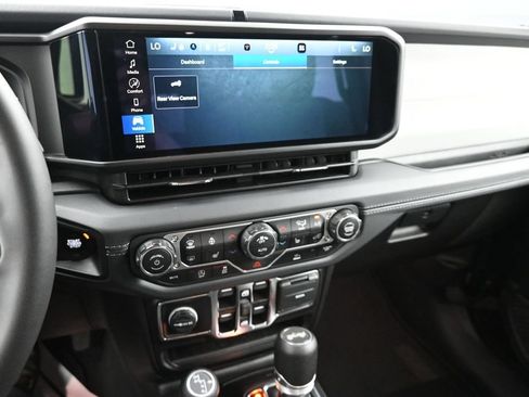 Used 2025 Jeep Wrangler Unlimited Sahara AWD/4WD image 13