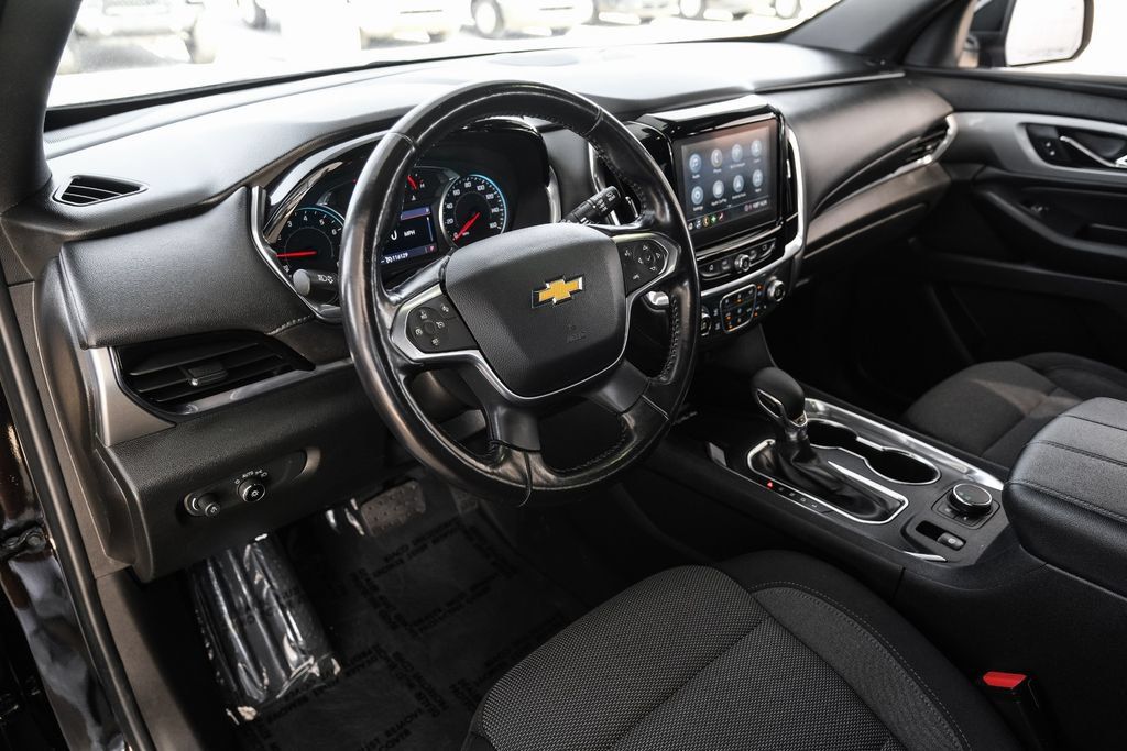 Used 2022 Chevrolet Traverse LT FWD image 2