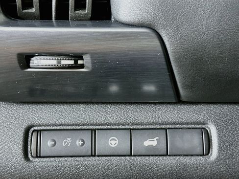 Used 2025 Nissan Pathfinder SL FWD image 17