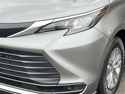 New 2026 Toyota Sienna LE image 11
