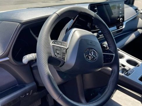 Used 2023 Toyota Sienna XSE AWD/4WD image 14