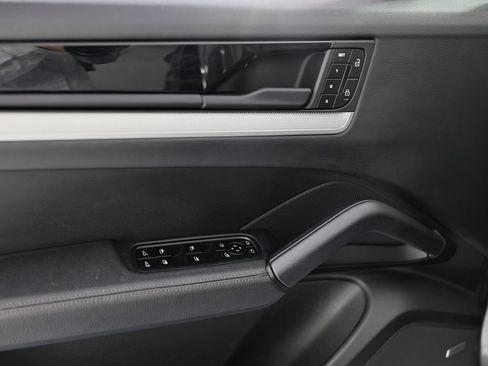 Used 2024 Porsche Cayenne AWD/4WD image 18