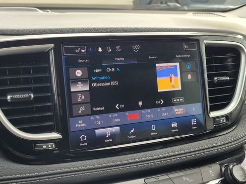 Used 2023 Chrysler Pacifica Touring-L image 24